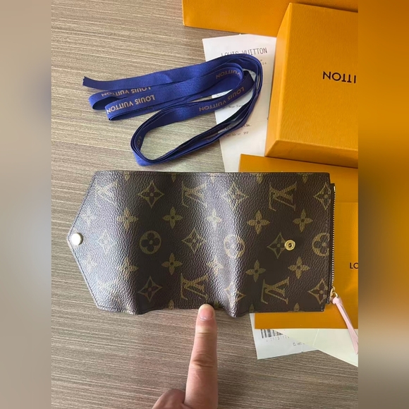 Louis Vuitton Victorine Wallet - Picture 10 of 11
